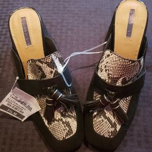 NWT- TAHARI BLACK/BLK-WHITE BLOCK HEEL SHOE